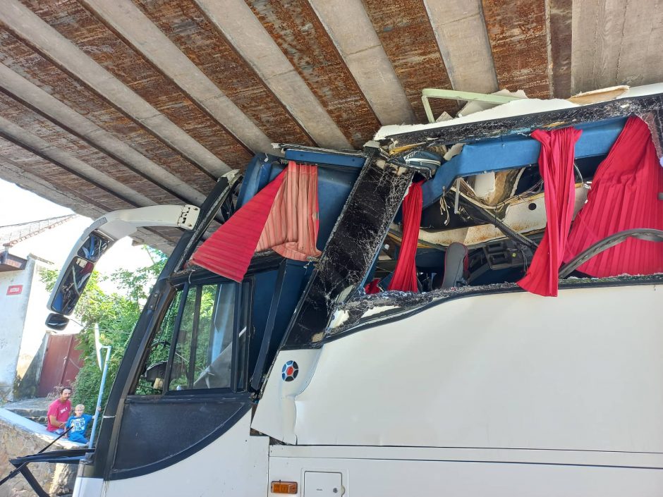 Lietuvių autobusas Čekijoje rėžėsi į tiltą, bet nelaimės tuo nesibaigė: visa kelionė buvo košmaras