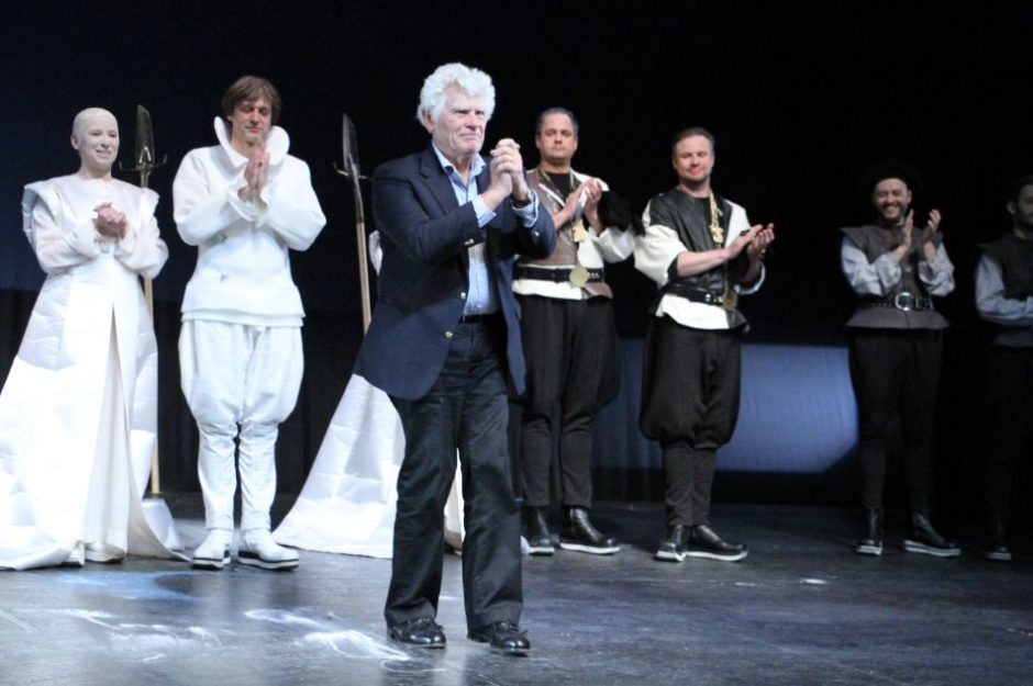 Teatre apsilankęs J. Jurašas perduos ne tik įspūdžius, bet ir garbingą apdovanojimą