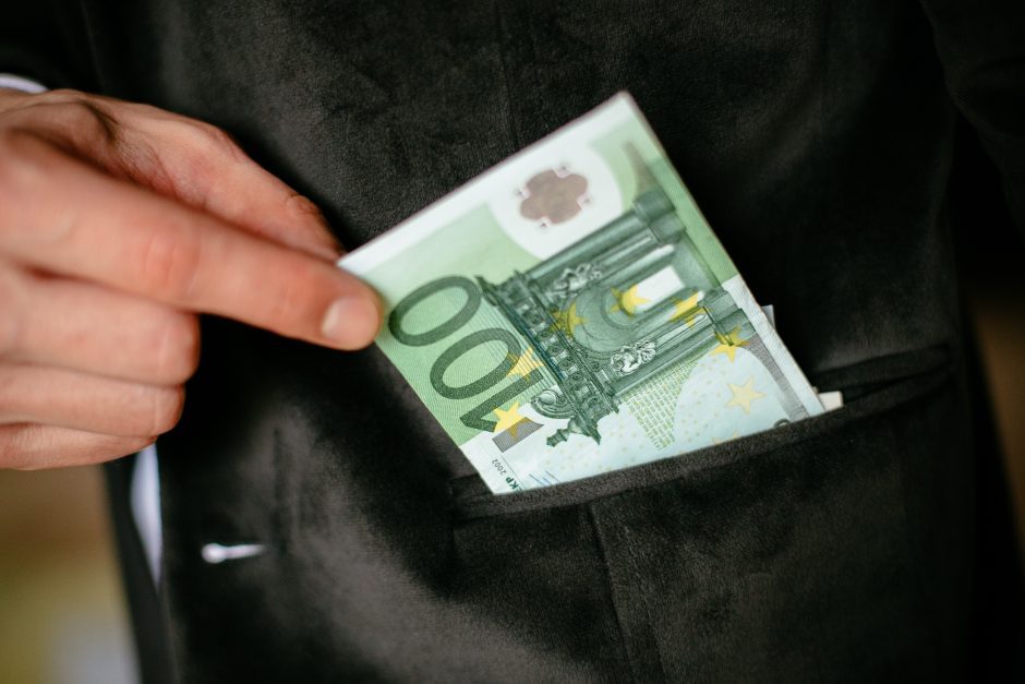 Biržų tarybos narys įtariamas korupcija: kyšių sumos galėjo viršyti 10 tūkst. eurų