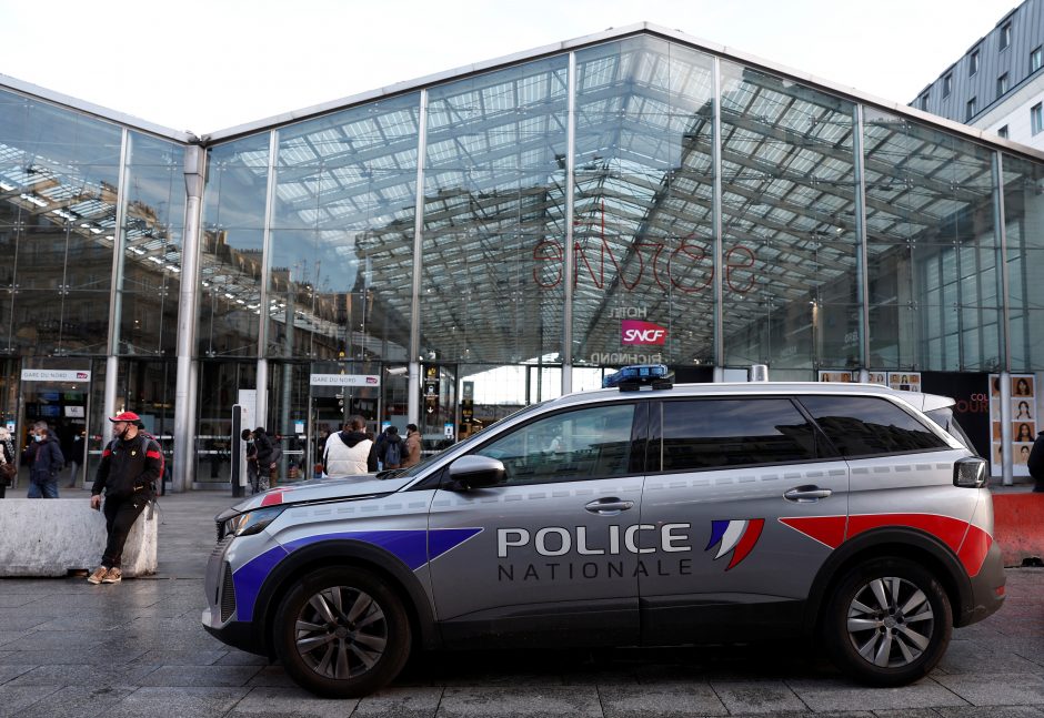 Paryžiuje peiliu švaistęsis vyras buvo nušautas pareigūnų