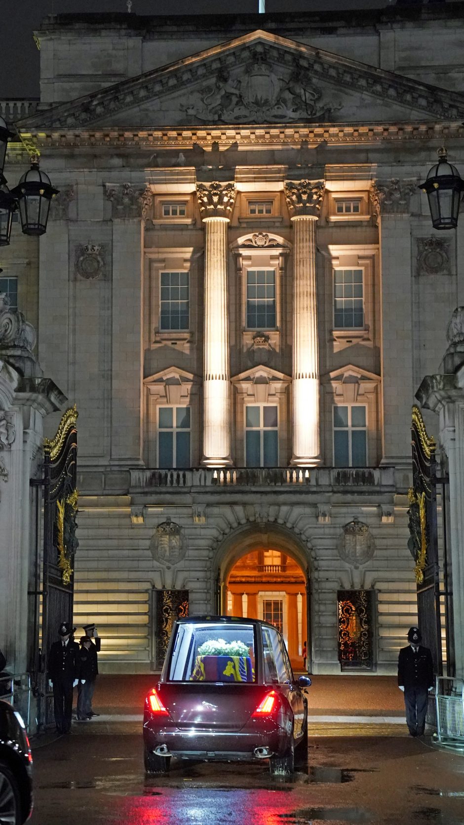 Karalienės Elžbietos II karstas pasiekė Londoną: atkeliavo į Bekingemo rūmus