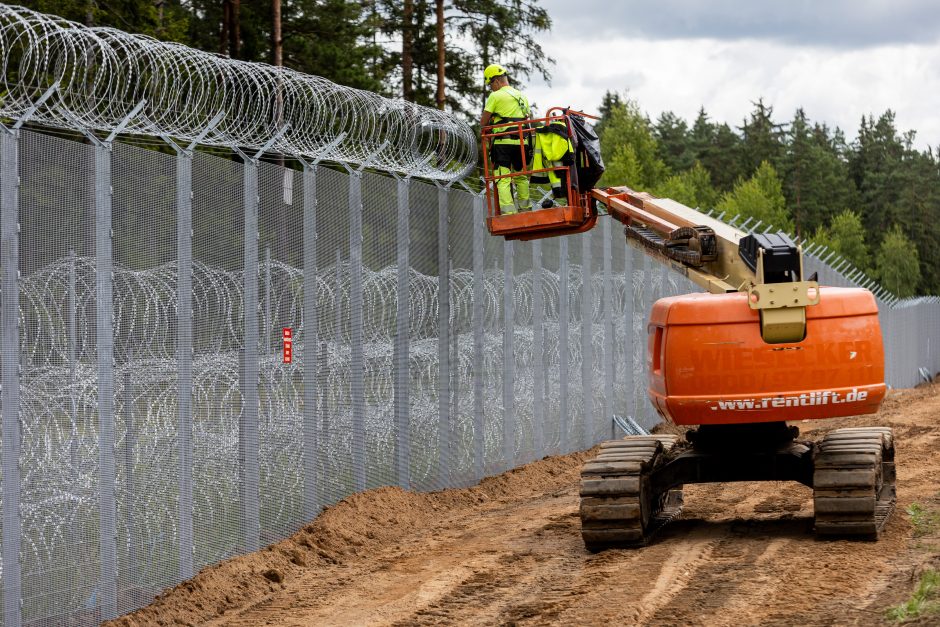 „Tai, aišku, saugesni“: gyventojai laukia paskutinių tvoros ties Baltarusija kilometrų