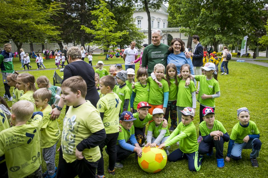 Šimtai vaikų sportavo ir Vaikų gynimo dieną šventė Prezidentūros kiemelyje