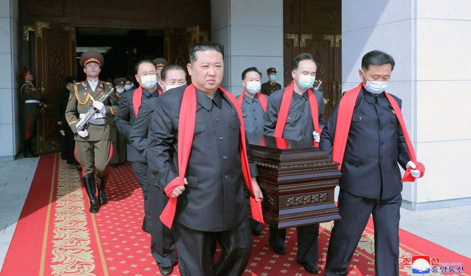 Šiaurės Korėjos diktatorius per savo mentoriaus laidotuves nešė karstą: apsauginės kaukės nedėvėjo