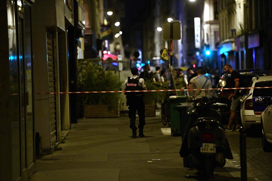 Paryžiuje – kraupios šaudynės: iš automobilio išlipę vyrai kulkas leido į baro klientus