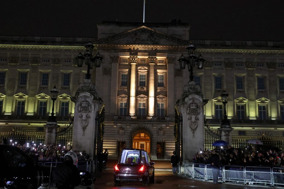 Karalienės Elžbietos II karstas pasiekė Londoną: atkeliavo į Bekingemo rūmus