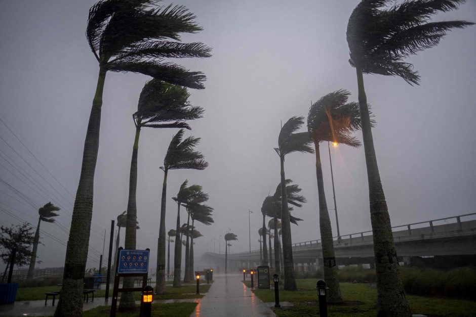 Floridą pasiekė istorinis uraganas „Ian“: kai kurie rajonai priminė ežerus