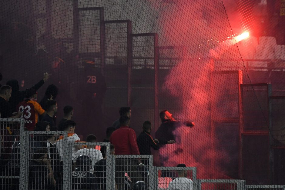 Per Marselio ir Stambulo futbolo kubų rungtynes nuo dūminių bombų nukentėjo trys policininkai