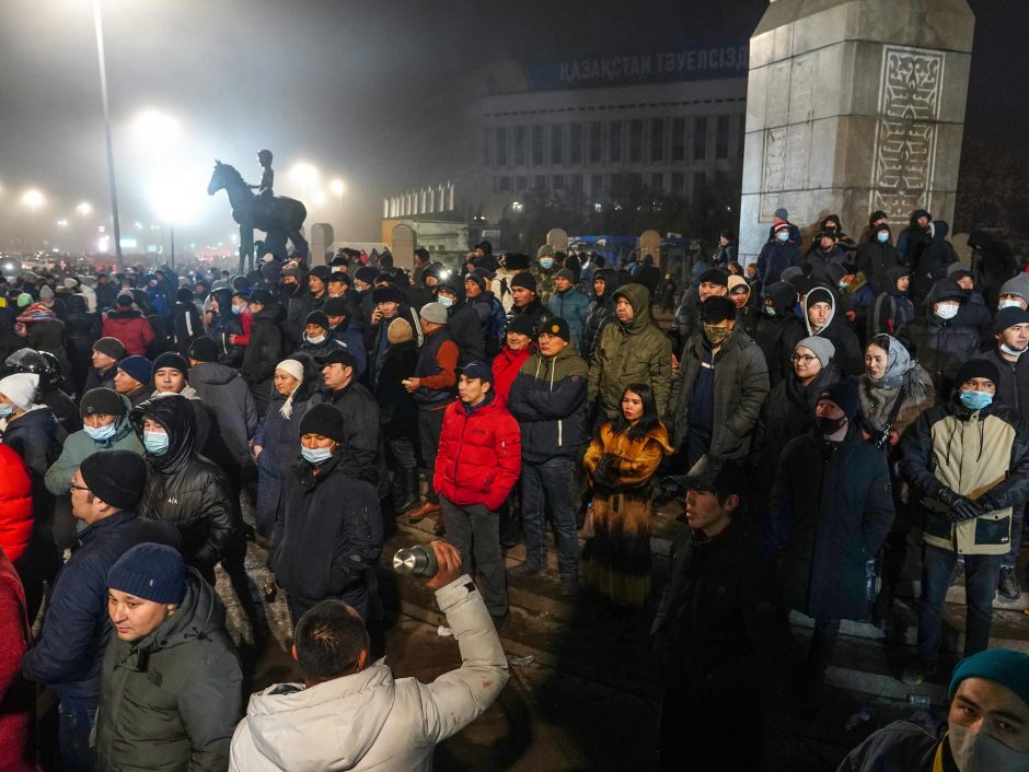 Per protestus Kazachstane žuvo dvylika policininkų: vienas rastas nupjauta galva