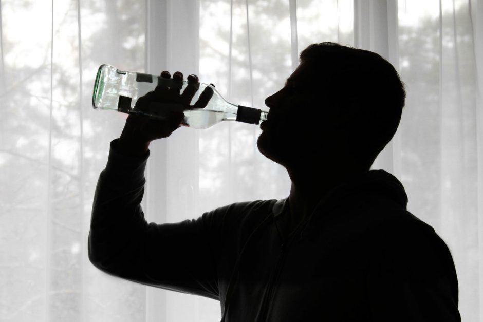Per pandemiją padaugėjo susirgimų depresija: užuot kreipęsi pagalbos, lietuviai gydosi alkoholiu