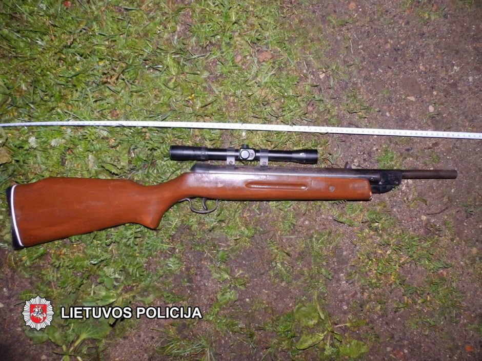 Biržų rajone sunkiai girtas vyras švaistėsi šautuvu: pašovė jaunuolį