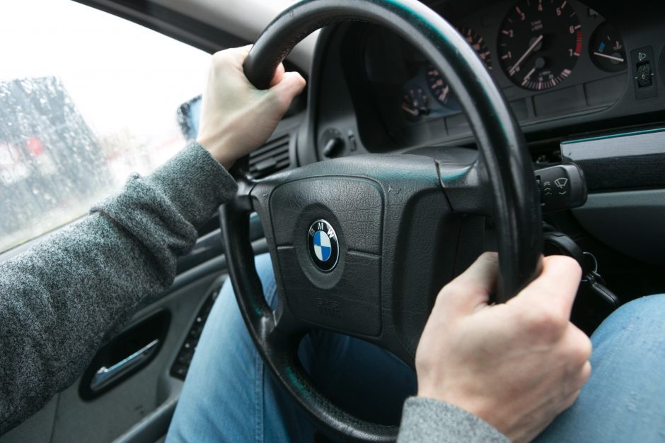 Akibrokštas vidury baltos dienos: iš BMW išlipę asmenys užpuolė kitą vairuotoją