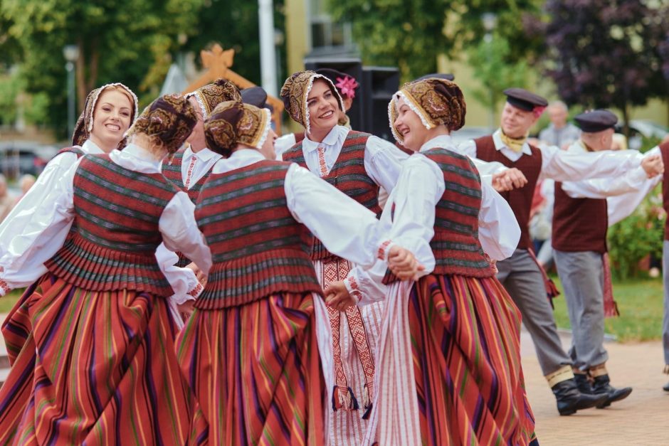 Klaipėdos rajono pareigūnė uniformą kartais iškeičia į tautinių šokių kostiumą