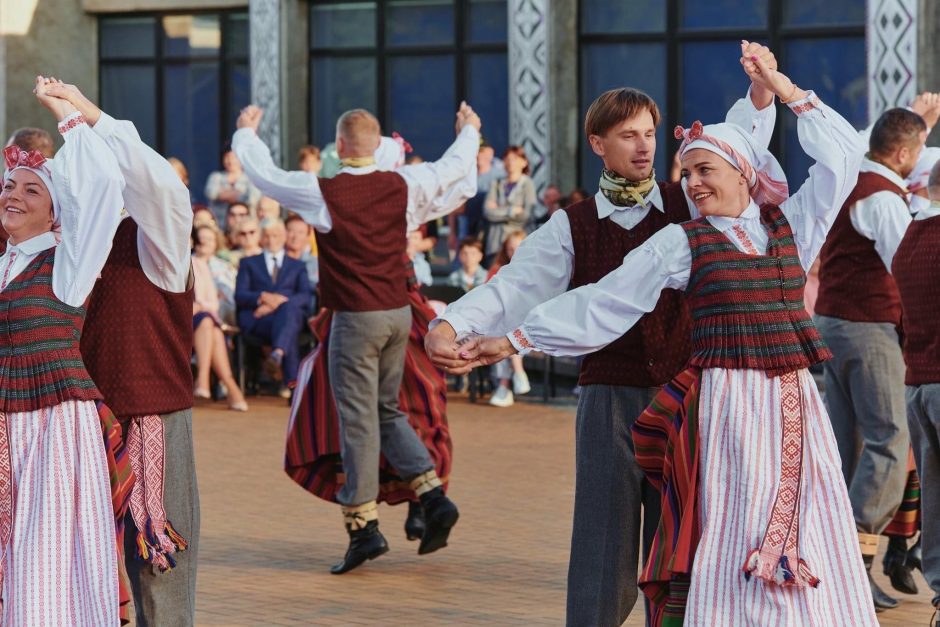 Klaipėdos rajono pareigūnė uniformą kartais iškeičia į tautinių šokių kostiumą