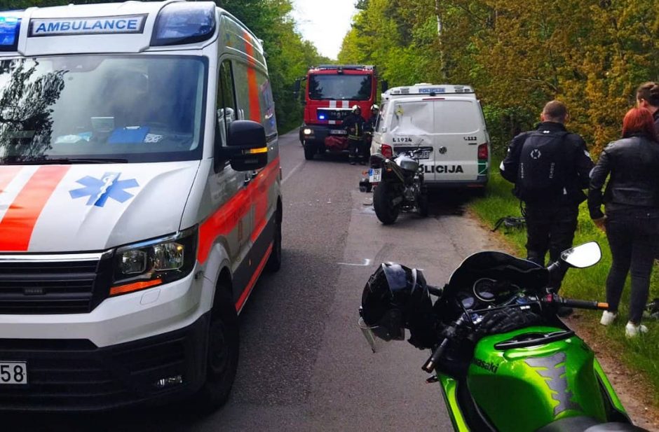 Motociklas Klaipėdoje rėžėsi į policijos mašiną