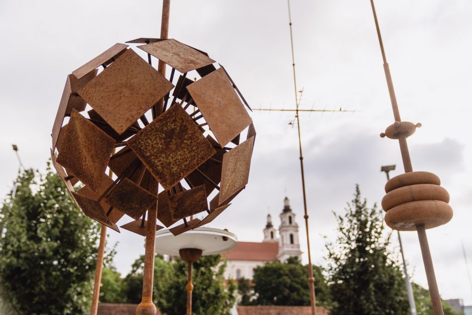 Vilniaus centre iškilo naujas „Sodas“ – šiuolaikinio meno kūrinys
