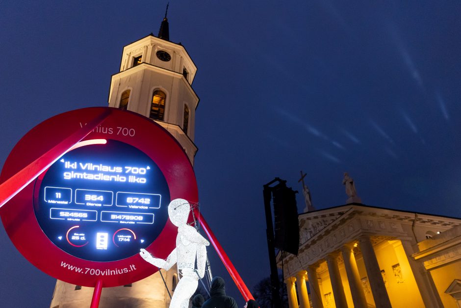 Katedros aikštėje įžiebta šviesos instaliacija – laikrodis