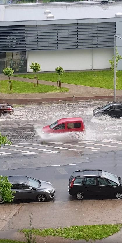 Stiprus lietus ir kruša – jau Vilniuje: įspėja ir kitus miestus