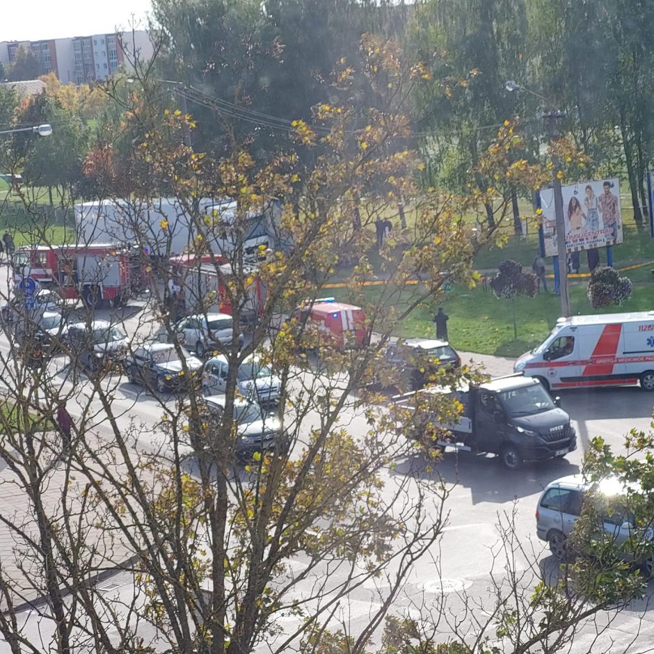 Avarija Panevėžyje: į stotelę rėžėsi vilkikas, nukentėjo du vaikai