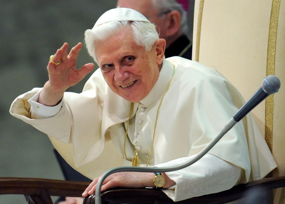 Buvusiam popiežiui – sunkūs kaltinimai: manoma, kad dangstė kunigus pedofilus