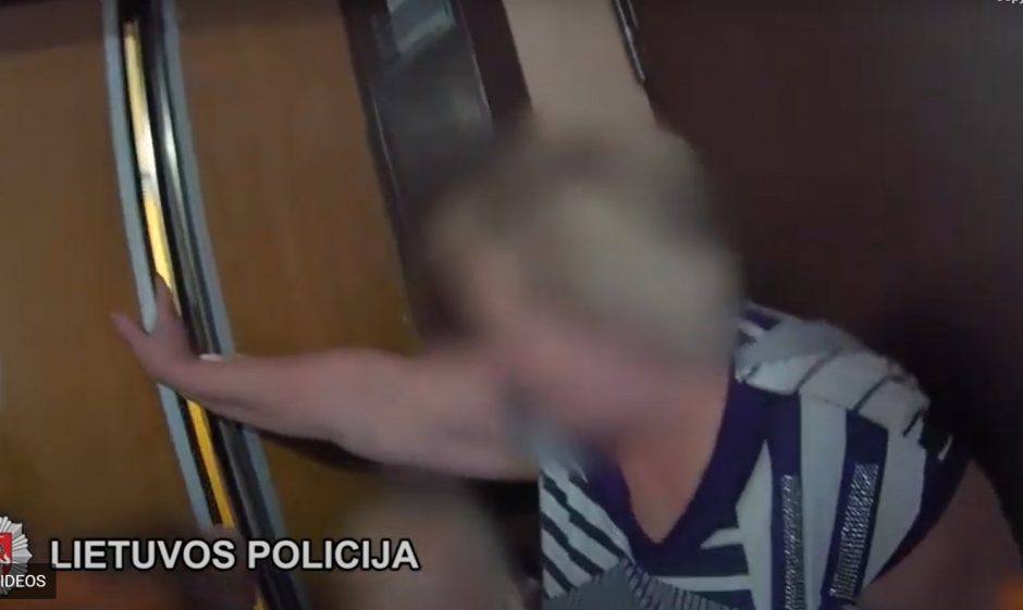 Per plauką nuo tragedijos: pareigūnai gelbėjo lifto prispaustą mergaitę (vaizdo įrašas)
