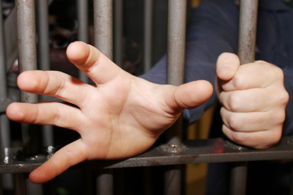 Narkotikus pasisavinusiems pareigūnams bausmės sušvelnintos, tačiau įkalinimo jie neišvengė