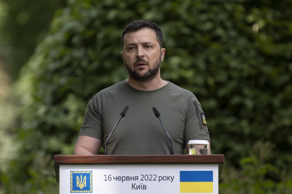 Karas: V. Zelenskis teigia, kad Ukraina stiprina Luhansko gynybą ir vaduoja Chersono sritį