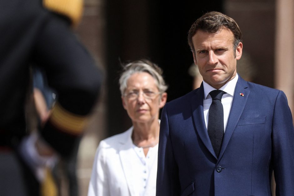 Prancūzijos prezidentas nepriėmė premjerės atsistatydinimo