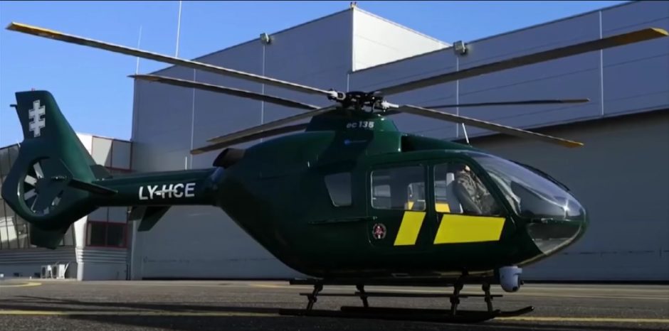Sostinėje ratus suko Valstybės sienos apsaugos tarnybos sraigtasparnis: išvaizda – apgaulinga