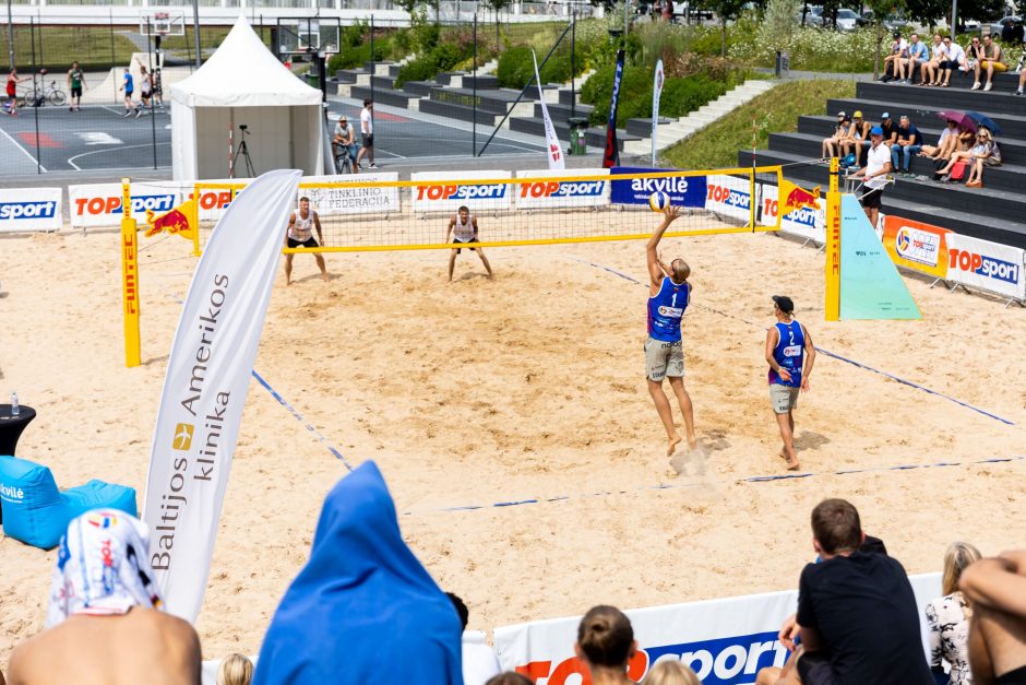 Karštis ir liūtis nesutrukdė paplūdimio tinklinio čempionato favoritams žengti į ketvirtfinalį