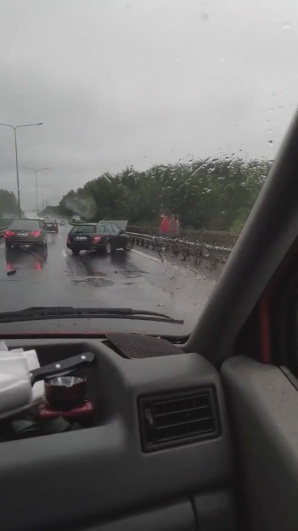 A1 kelyje – ne viena avarija dėl liūties: automobiliai rėžėsi į atitvarus