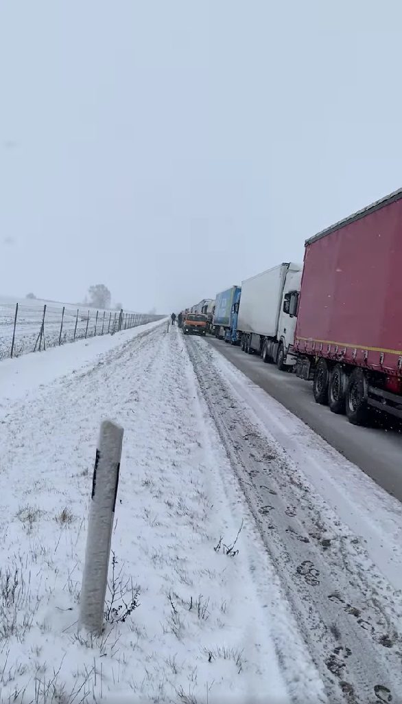 Dėl masinių avarijų kelyje „Via Baltica“ – vis dar chaosas: negali patekti net kelininkai