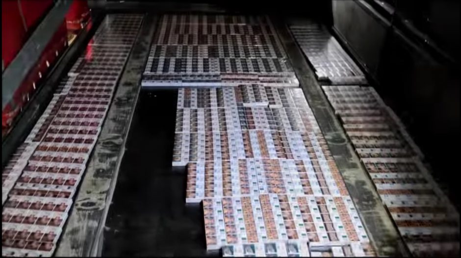 Iš Baltarusijos vykusiame vilkike – 10 tūkst. pakelių cigarečių: vežėjas slėptuvę įrengė grindyse