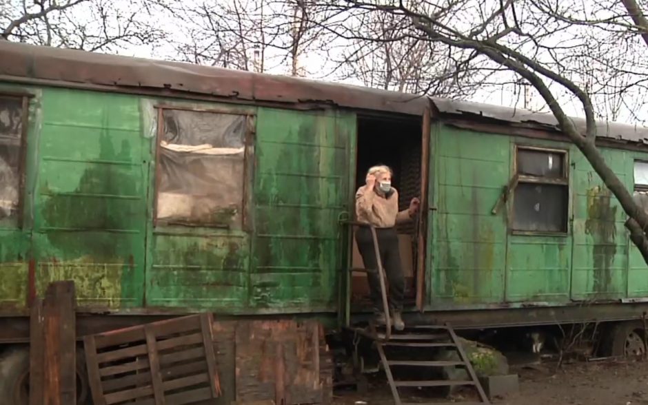90-metė gyvena vagonėlyje: čia nėra ne tik elektros, bet ir tualeto, o langai – be stiklų