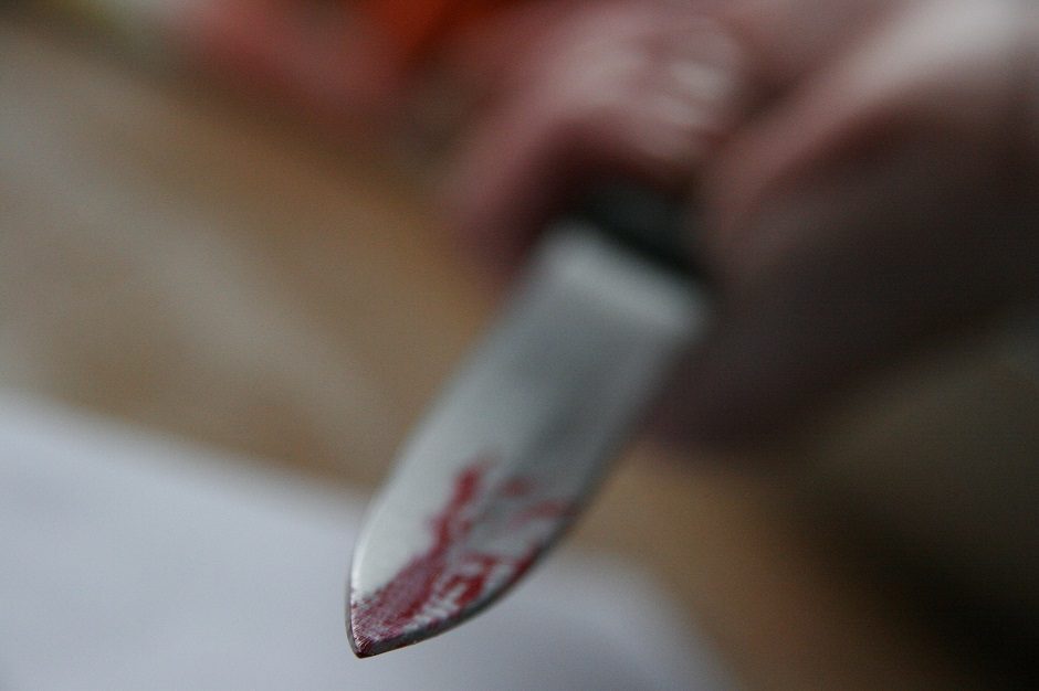 Vilniuje neblaivi moteris peiliu sužalojo vyrą