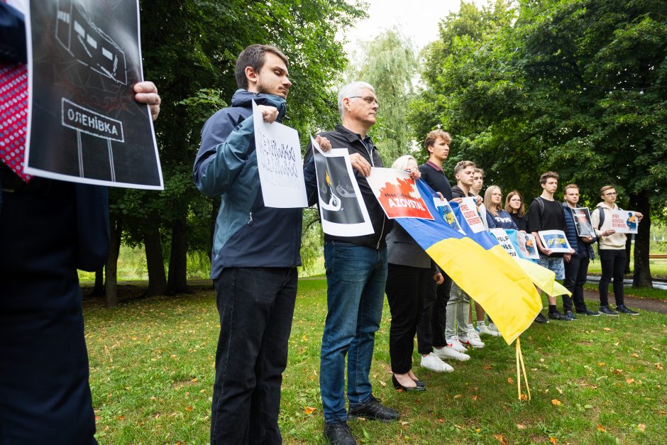 Prie Rusijos ambasados keliolika žmonių piketavo primindami Rusijos karo nusikaltimus