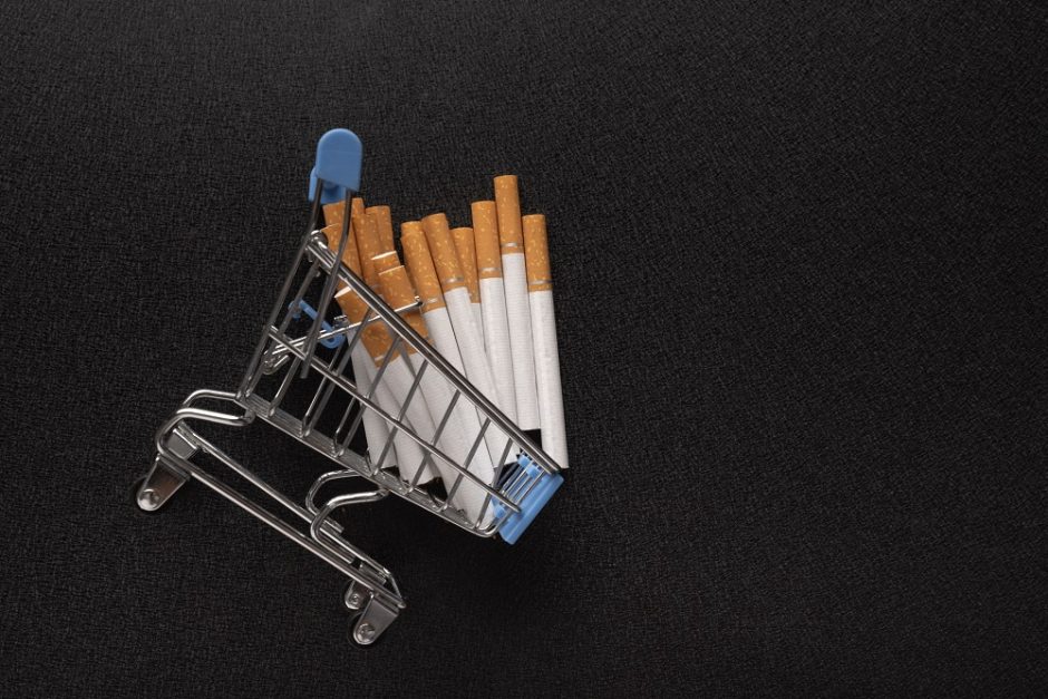 Seimas įteisino specializuotas tabako parduotuves, uždraudė viešai rodyti rūkalus