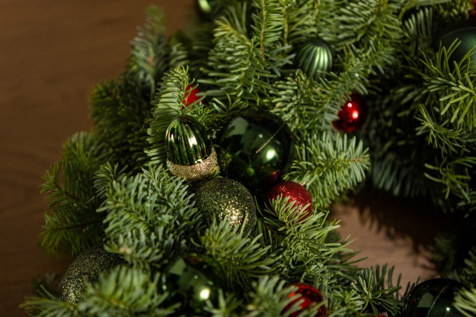 Papuoškite namus šventėms: kaip patiems sukurti kalėdinį vainiką?