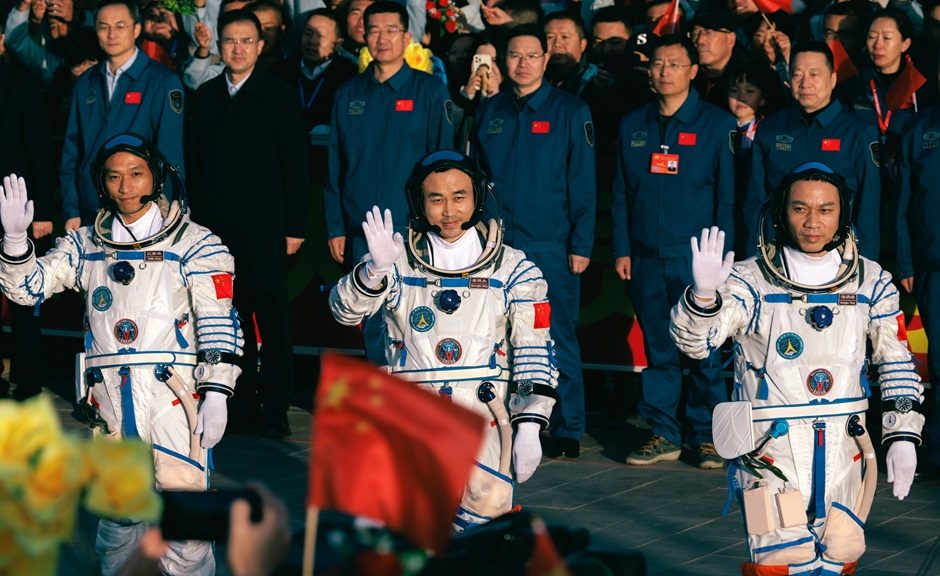 Kinija pasiuntė į kosminę stotį naują komandą