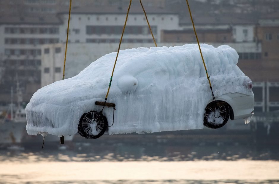 Automobilio plovimas žiemą: kaip nepavirsti ledo luitu?