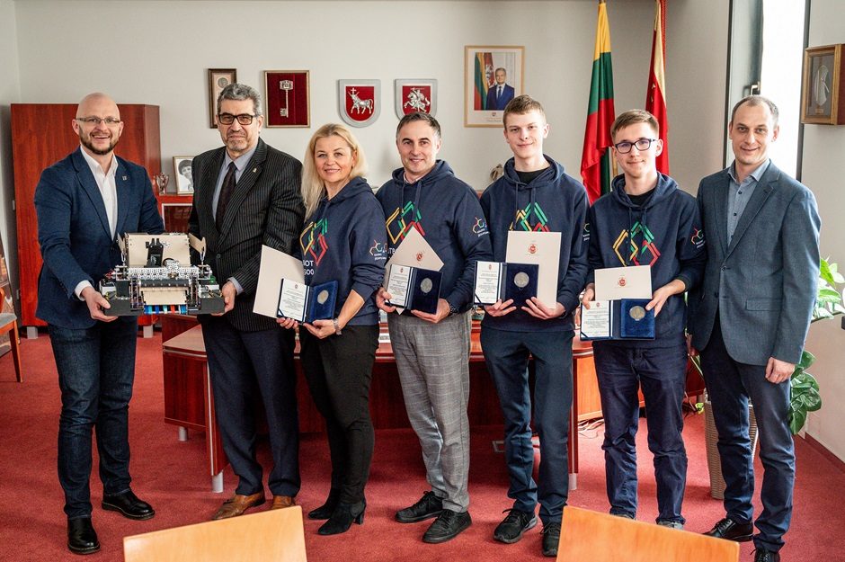 Robotikos čempionate varžytis su rusais atsisakiusiems kauniečiams – miesto apdovanojimai