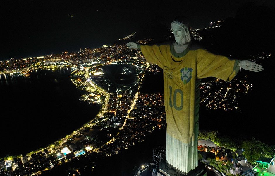 Pelé mirties metinės:  Kristaus statula Rio de Žaneire aprengta futbolo dievuko marškinėliais