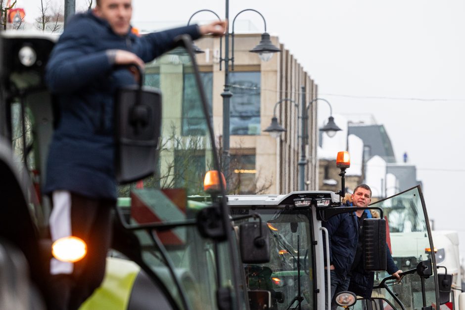 Žinomi žmonės stebi žemdirbių protestą: pro akis nepraslydo nei karstas, nei technikos galybė