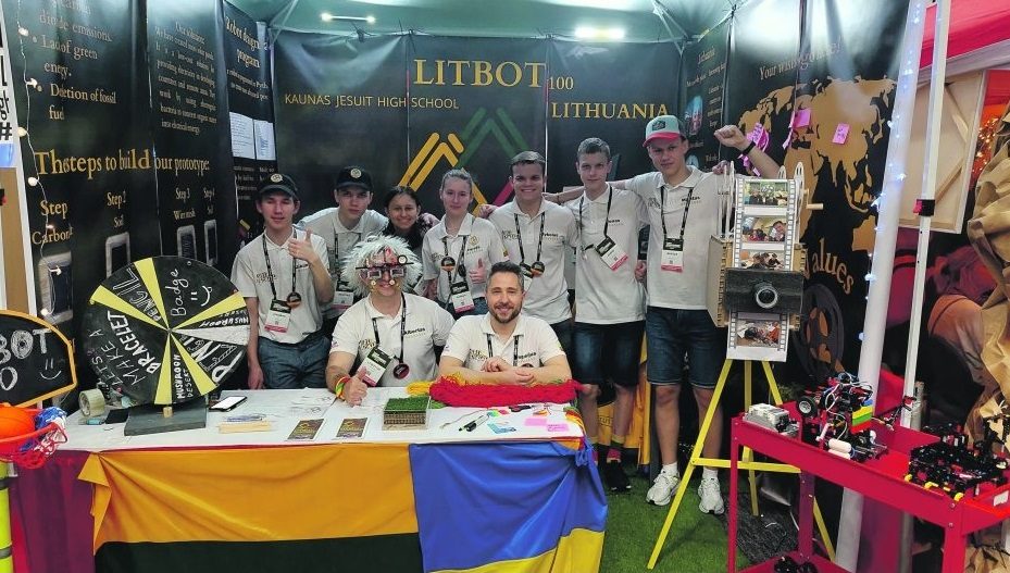 Robotikos asai į Lietuvą parvežė sidabrą