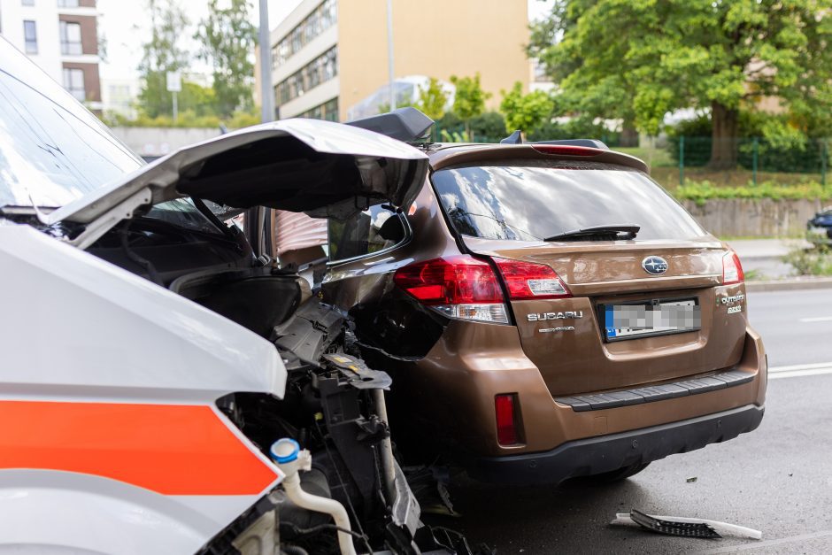 Antakalnyje  į avariją  pateko GMP automobilis: nukentėjo „Subaru“ vairuotojas, medikai sveiki