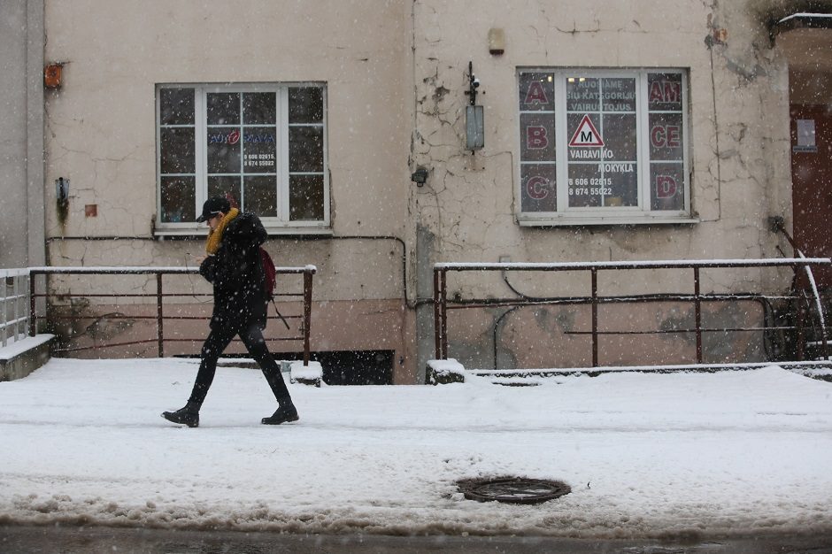 Eismo sąlygas naktį  sunkins plikledis, rūkas, šarma: praneša, kur situacija – sudėtingiausia