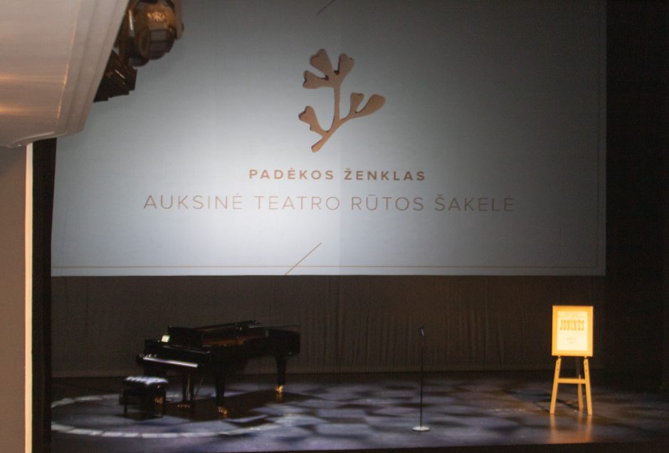 Teatralams išdalintos auksinės rūtų šakelės