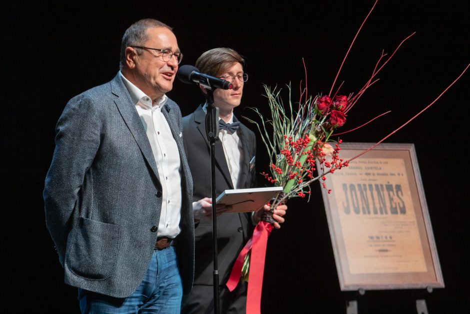 Teatralams išdalintos auksinės rūtų šakelės