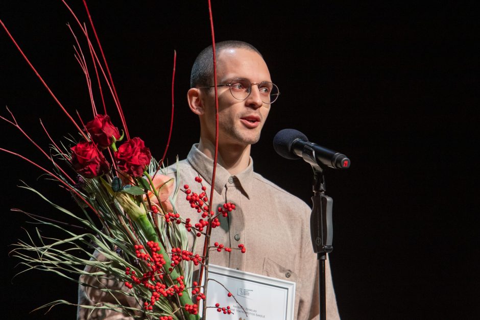 Teatralams išdalintos auksinės rūtų šakelės