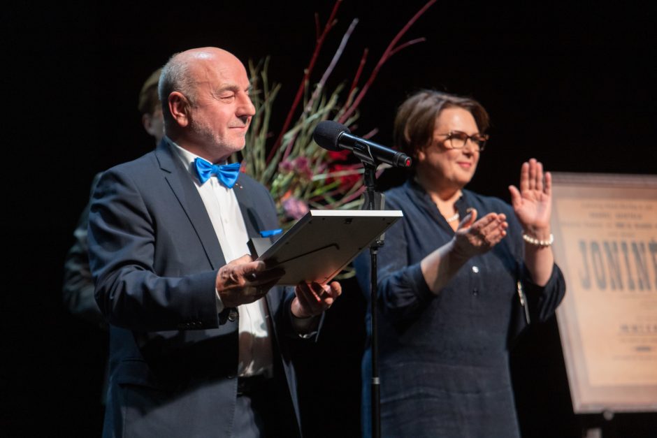 Teatralams išdalintos auksinės rūtų šakelės